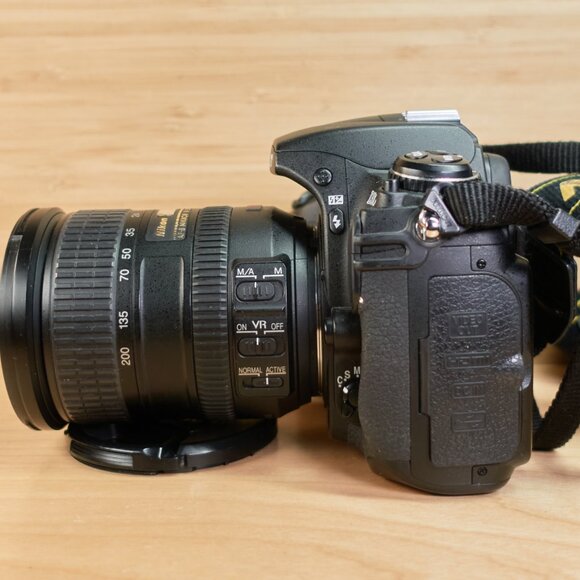 Nikon D300 dslr Camera 12.3MP with Nikkor AF-S DX VR 18-200mm Lens - Picture 5 of 12